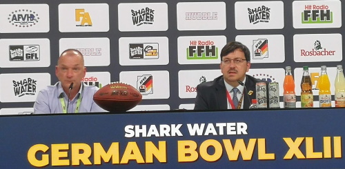 AFVD Pressesprecher Tom Aust und AFVD Präsident Robert Huber bei der Verkündung der WM Bewerbung anlässlich der Pressekonferenz zum SharkWater German Bowl 2021